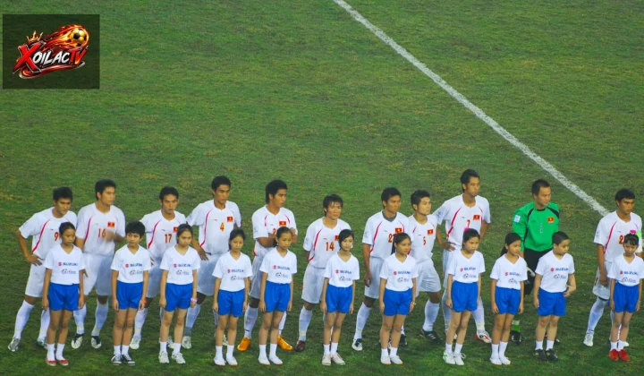 Đội tuyển Việt Nam làm lễ chào cờ trước trận gặp Thái Lan tại AFF Cup 2008