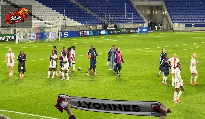 Các cầu thủ OL Lyonnes trong một trận đấu bóng đá nữ