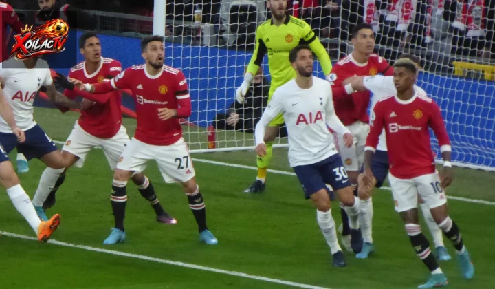 Cầu thủ Manchester United và Tottenham Hotspur trong một trận đấu năm 2022