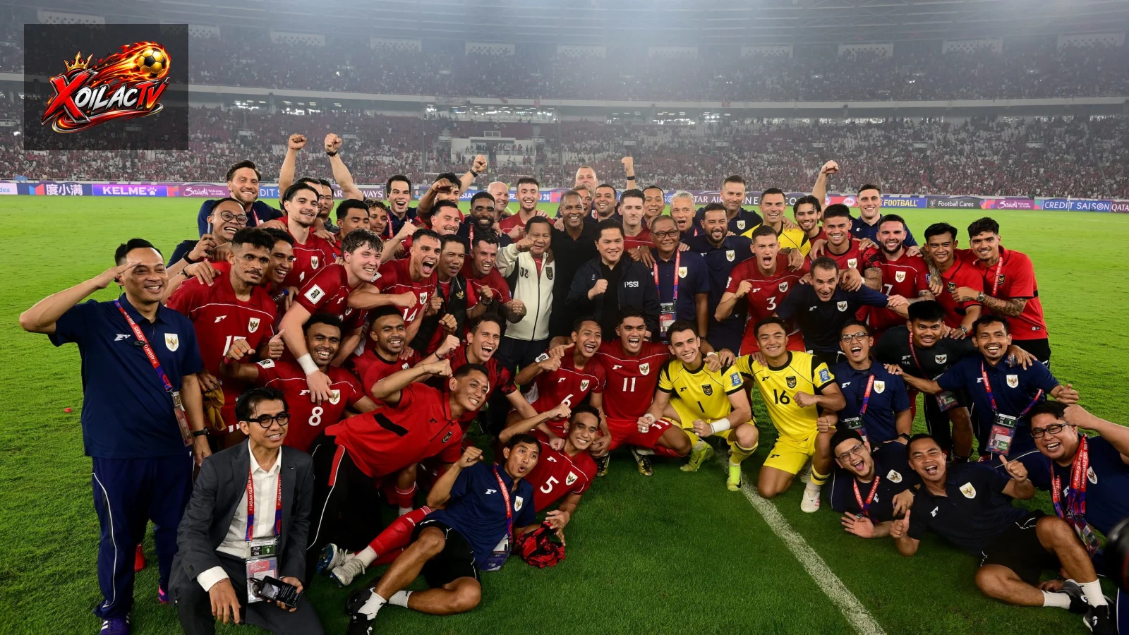 Các cầu thủ đội tuyển Indonesia chụp ảnh sau trận vòng loại World Cup năm 2025